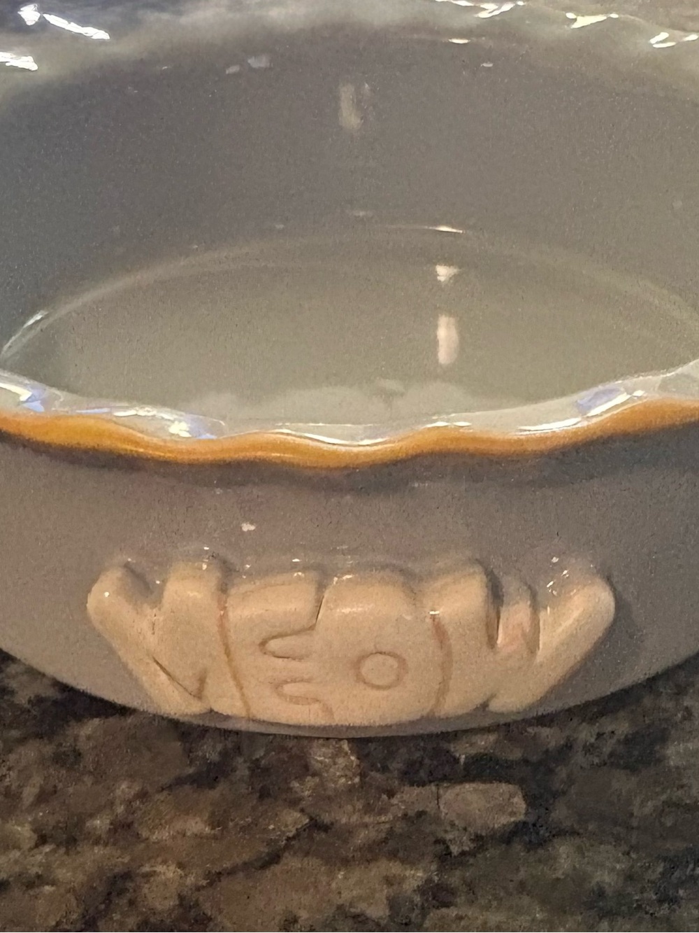 Vintage-Style Ceramic MEOW Pet Bowl with Scalloped Ruffled Trim